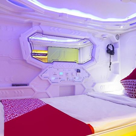 Super Oyo 91328 Fiducia Capsule Hotel Jakarta Exterior photo